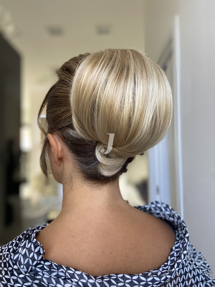 Foto di donna con capelli lunghi biondo platino perla