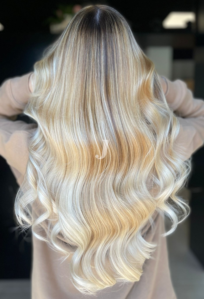 Foto di donna con capelli lunghi biondo platino perla