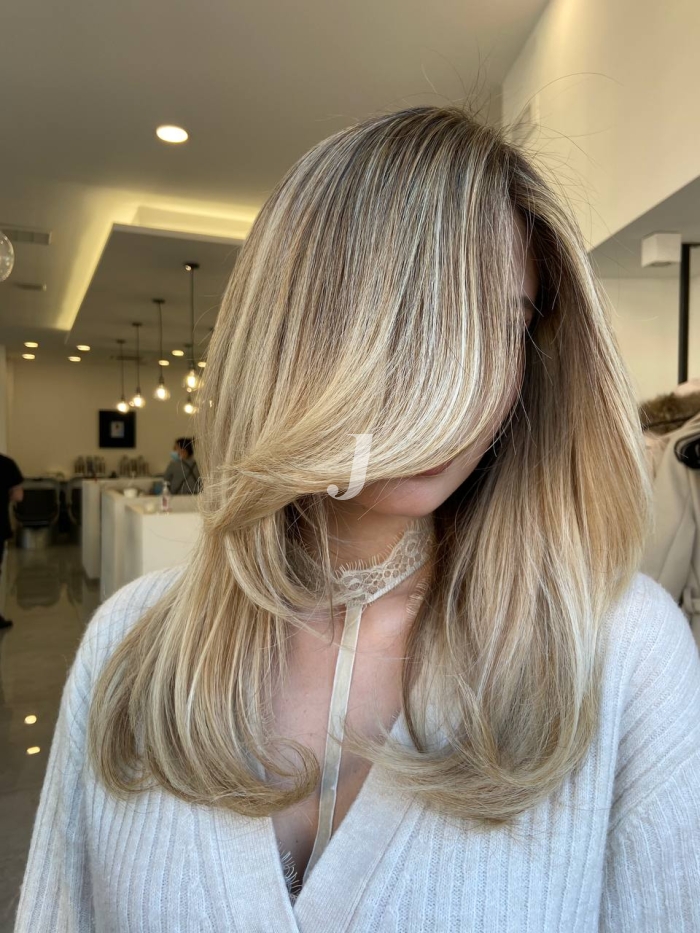 Foto di donna con capelli lunghi biondo platino perla