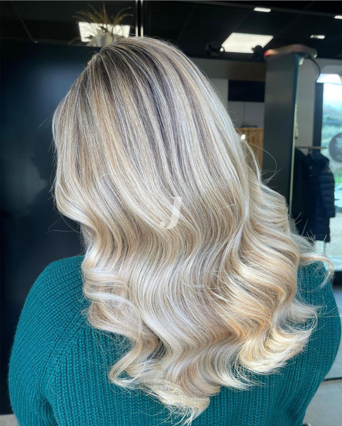 Foto di donna con capelli lunghi biondo platino perla