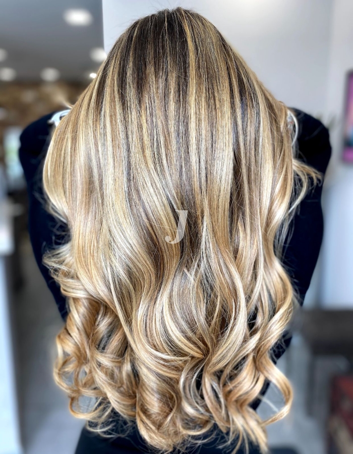 Foto di donna con capelli lunghi biondo platino perla