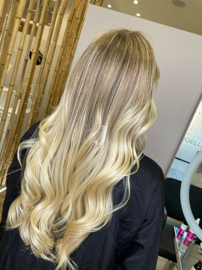 Foto di donna con capelli lunghi biondo platino perla