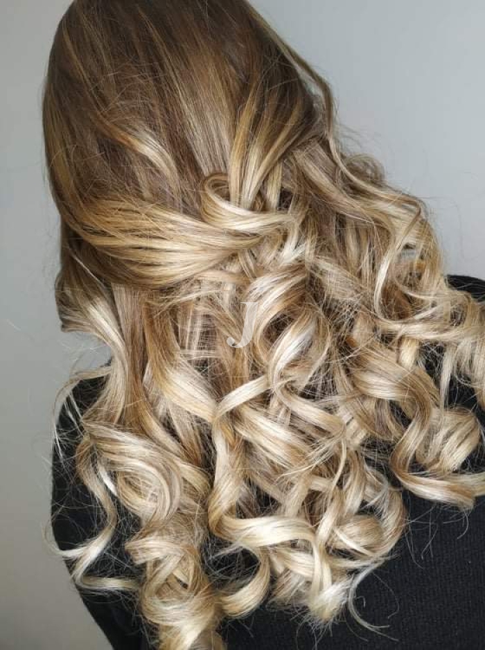 Foto di donna con capelli lunghi biondo platino perla