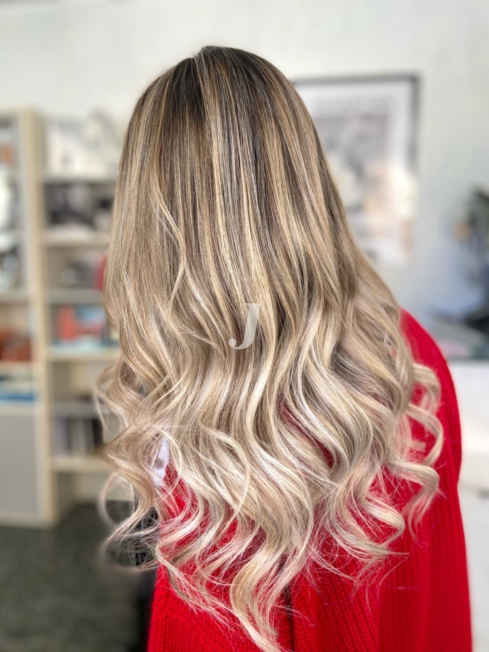 Foto di donna con capelli lunghi biondo platino perla