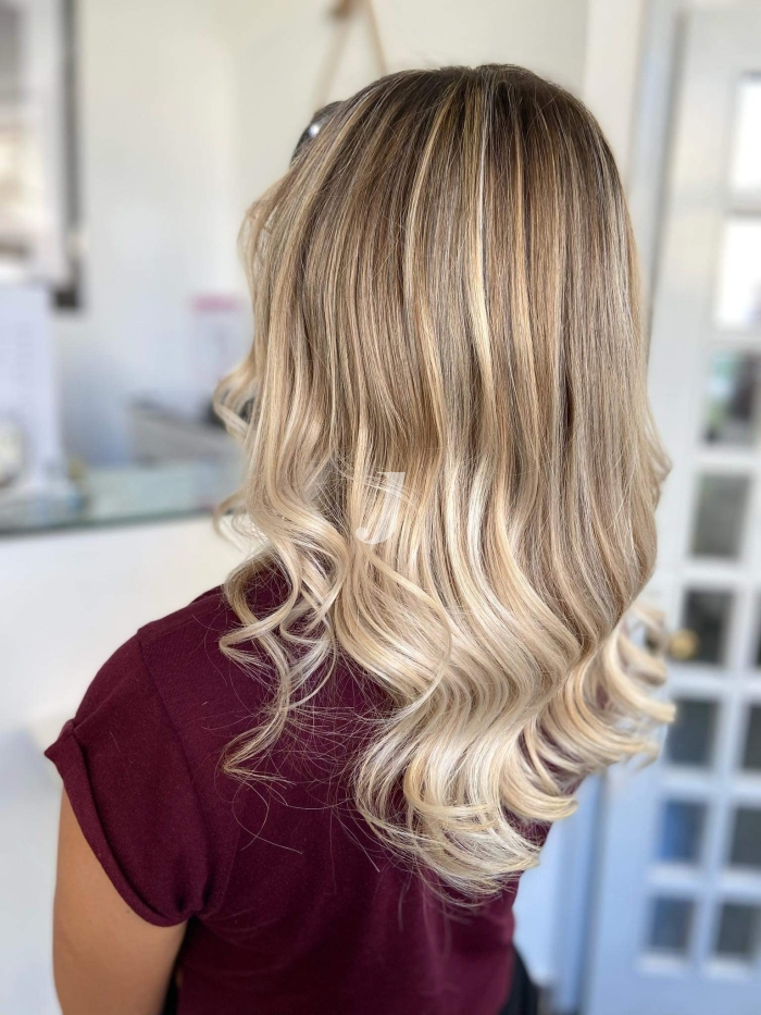 Foto di donna con capelli lunghi biondo platino perla