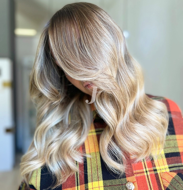 Foto di donna con capelli lunghi biondo platino perla