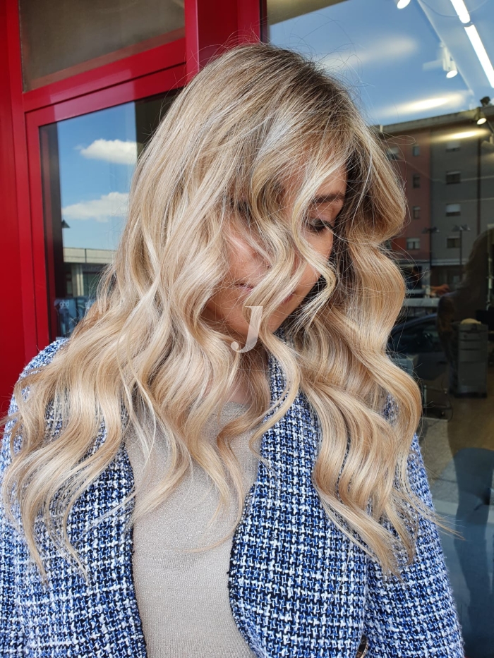 Foto di donna con capelli lunghi biondo platino perla