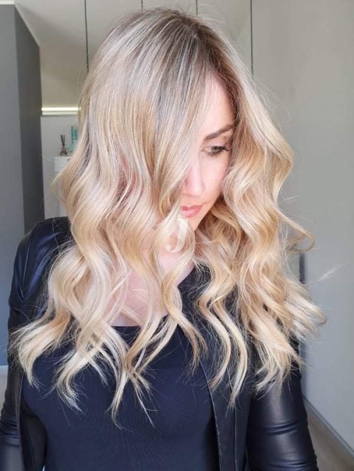 Foto di donna con capelli lunghi biondo platino perla