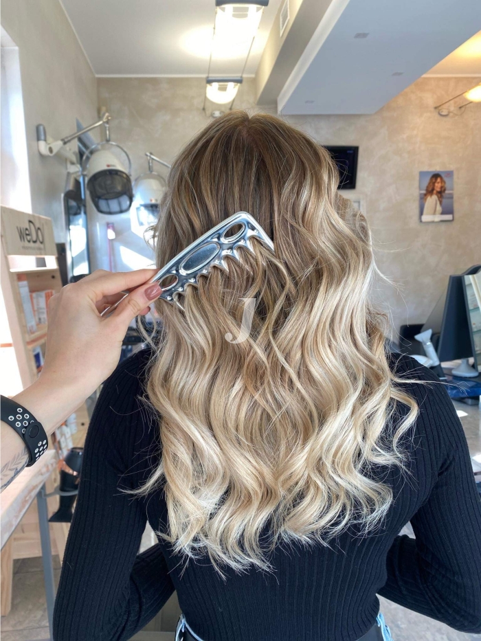 Foto di donna con capelli lunghi biondo platino perla