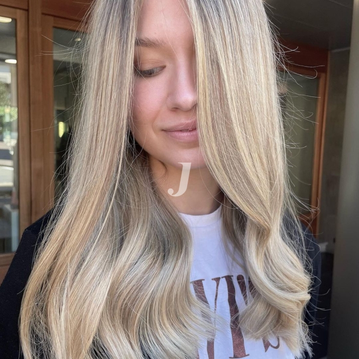 Foto di donna con capelli lunghi biondo platino perla