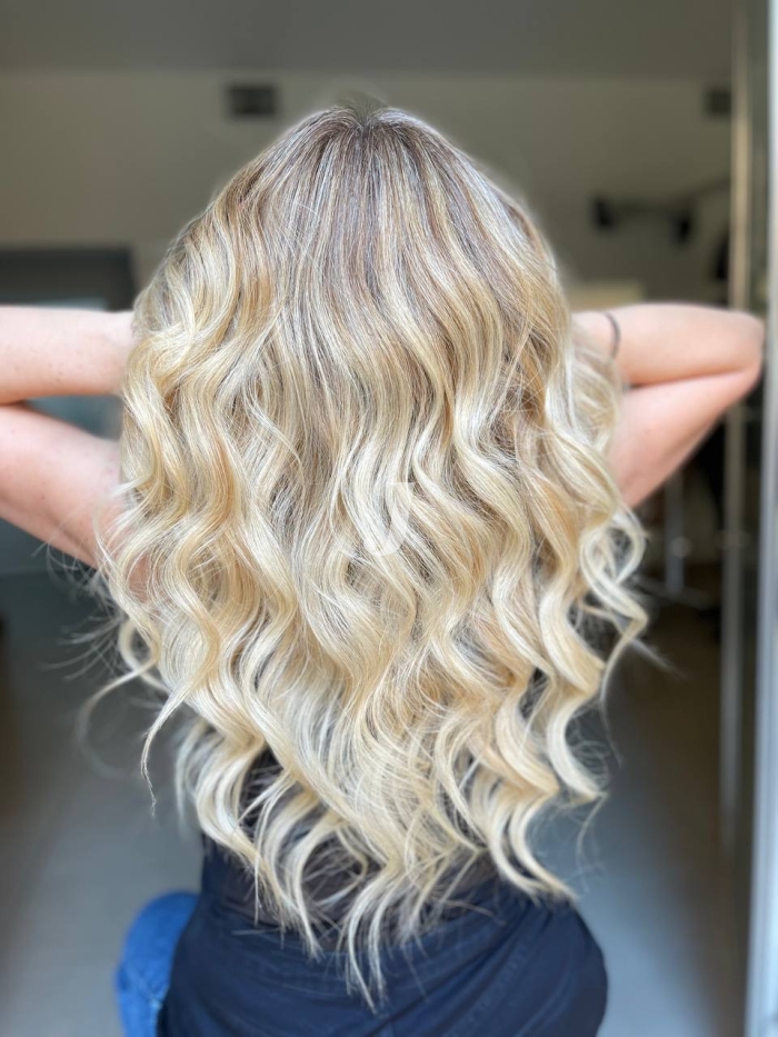 Foto di donna con capelli lunghi biondo platino perla