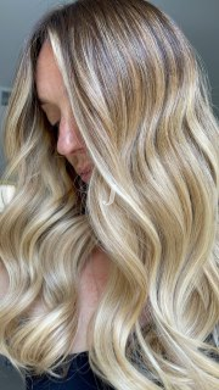 Foto di donna con capelli lunghi biondo platino perla