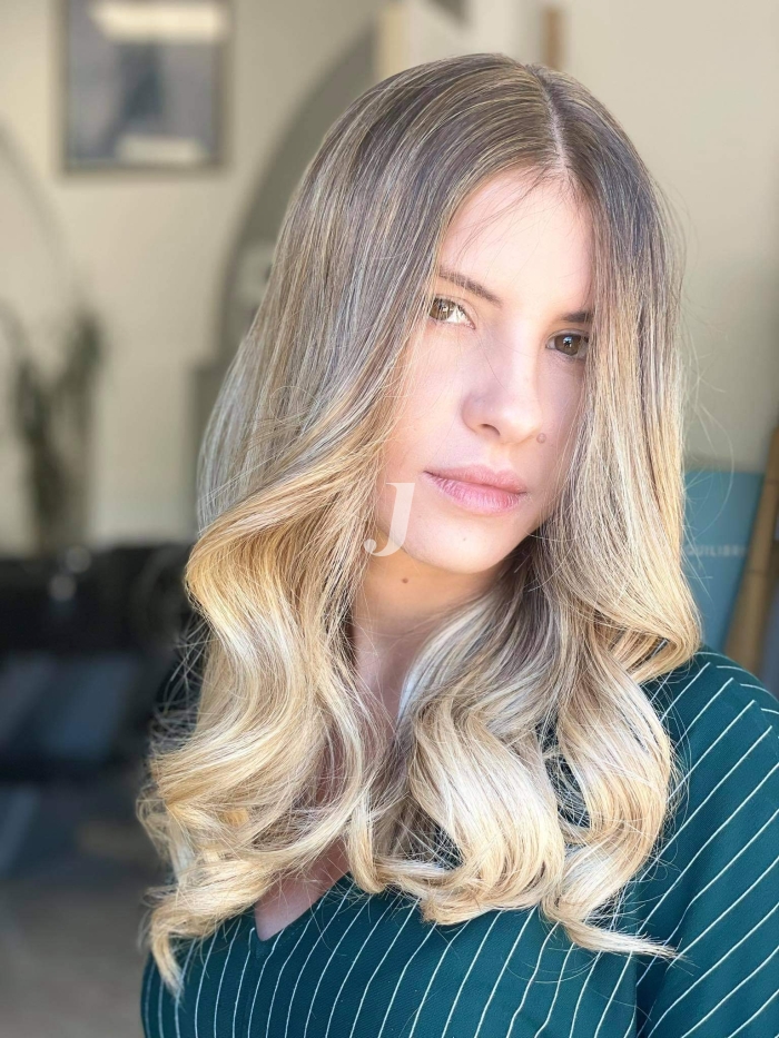 Foto di donna con capelli lunghi biondo platino perla