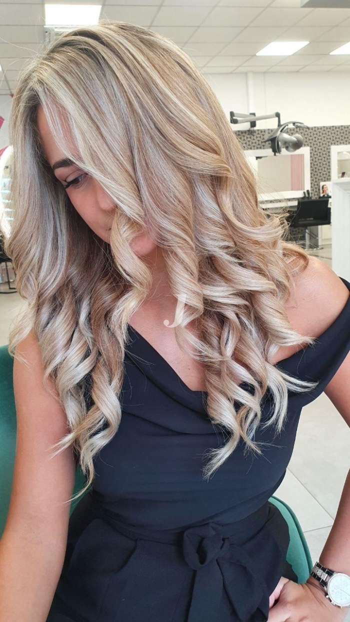 Foto di donna con capelli lunghi biondo platino perla