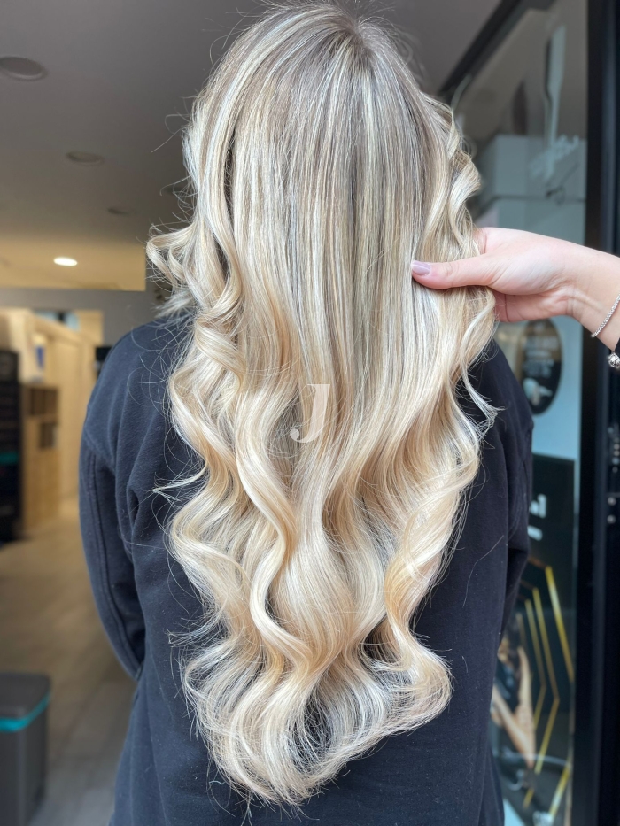 Foto di donna con capelli lunghi biondo platino perla