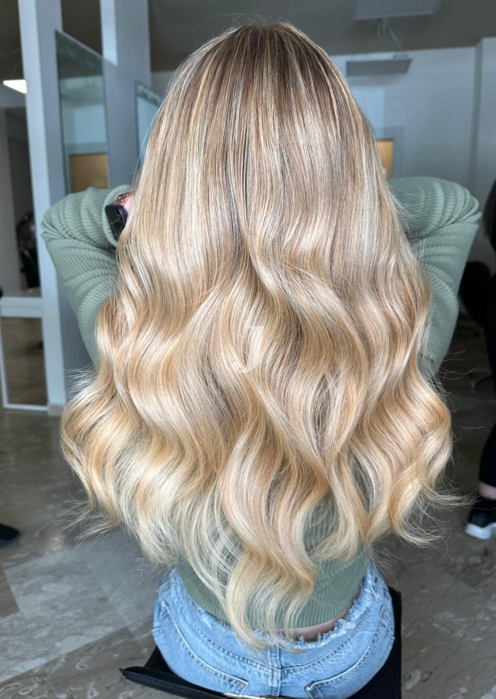 Foto di donna con capelli lunghi biondo platino perla