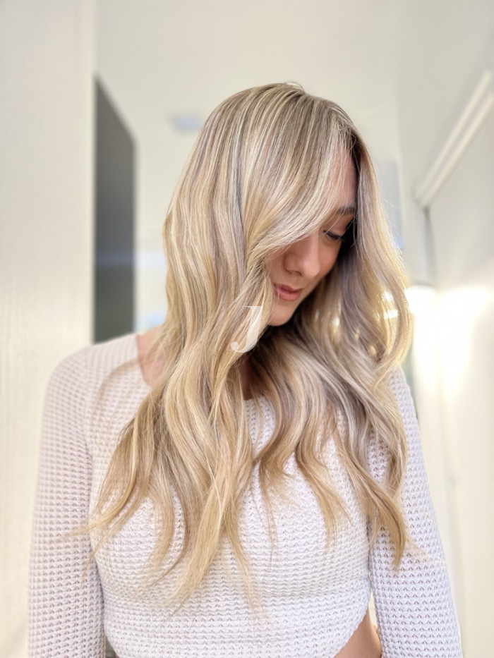 Foto di donna con capelli lunghi biondo platino perla