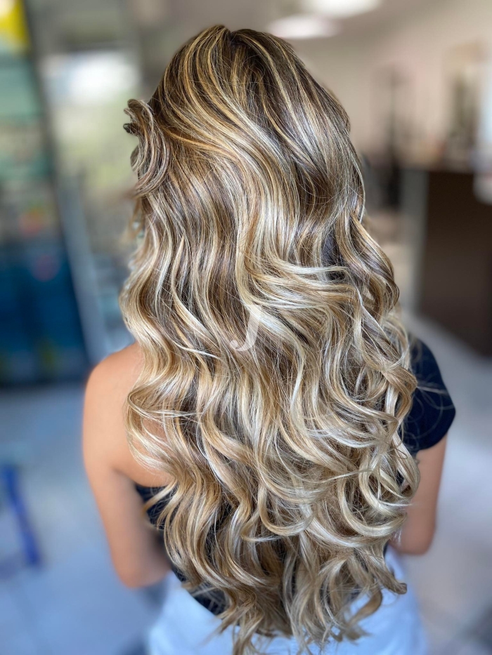 Foto di donna con capelli lunghi biondo platino perla