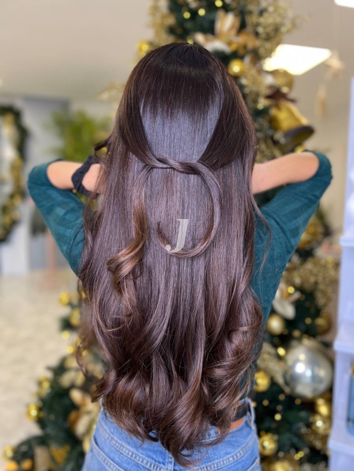 Foto di donna con capelli lunghi castano scuro marrone