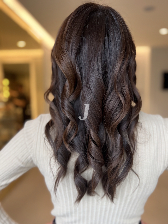 Foto di donna con capelli lunghi castano scuro marrone