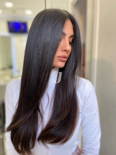 Foto di donna con capelli lunghi castano scuro marrone