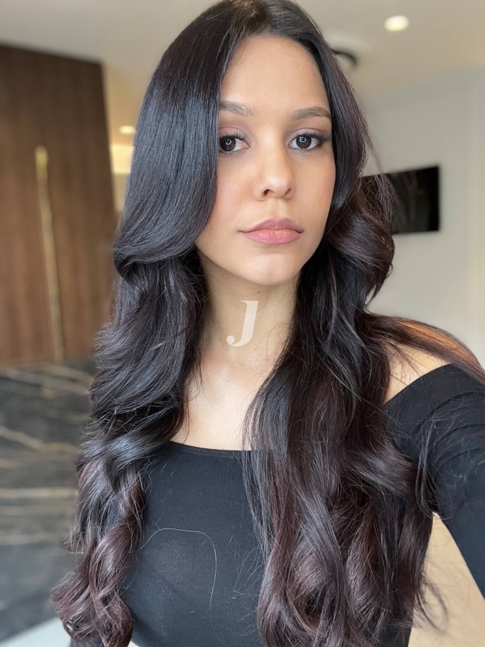 Foto di donna con capelli lunghi castano scuro marrone