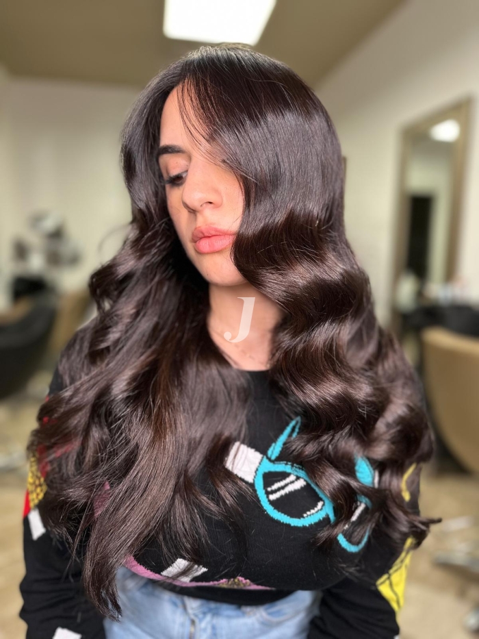 Foto di donna con capelli lunghi castano scuro marrone