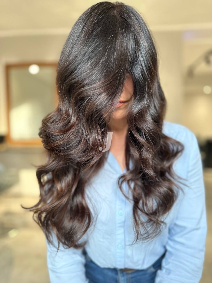 Foto di donna con capelli lunghi castano scuro marrone