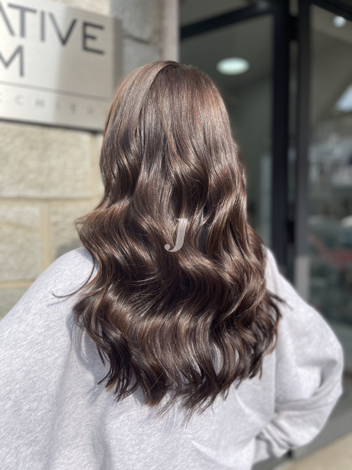 Foto di donna con capelli lunghi castano scuro marrone