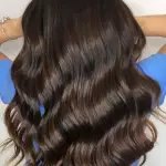 Foto di donna con capelli lunghi castano scuro marrone