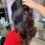 Foto di donna con capelli lunghi castano scuro marrone