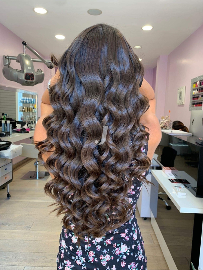 Foto di donna con capelli lunghi castano scuro marrone