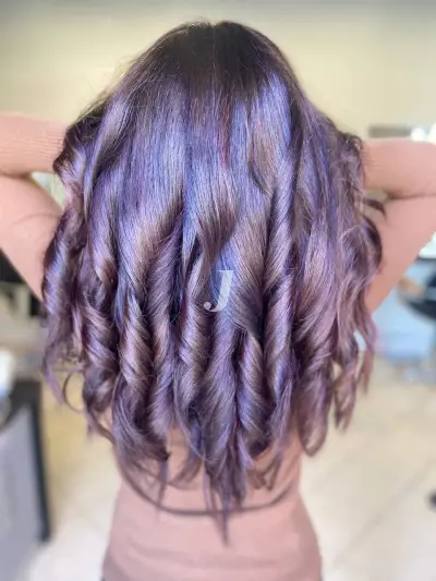 Foto di donna con capelli lunghi castano scuro marrone