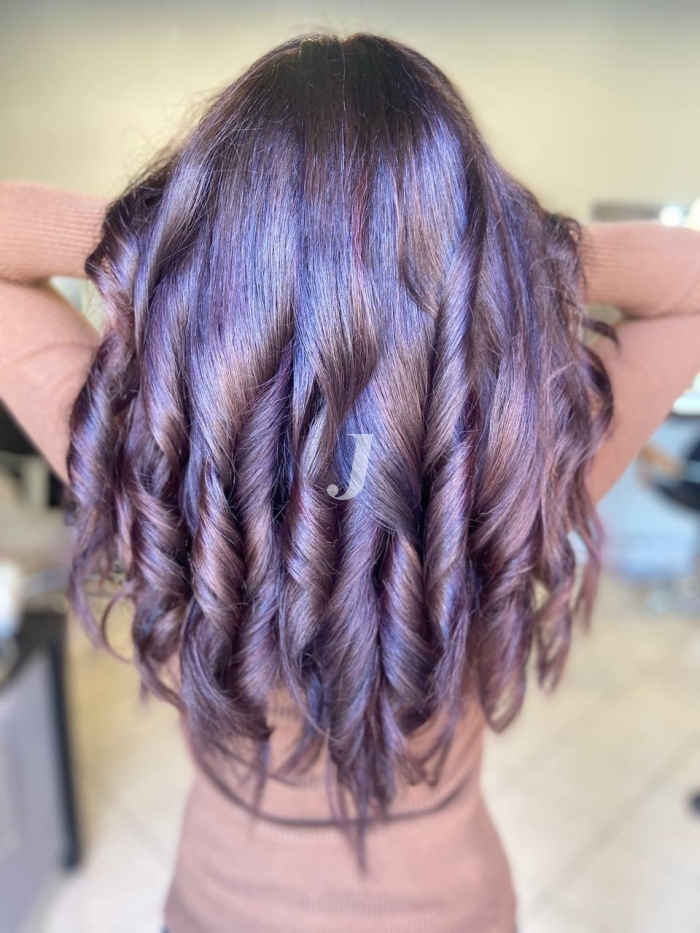 Foto di donna con capelli lunghi castano scuro marrone