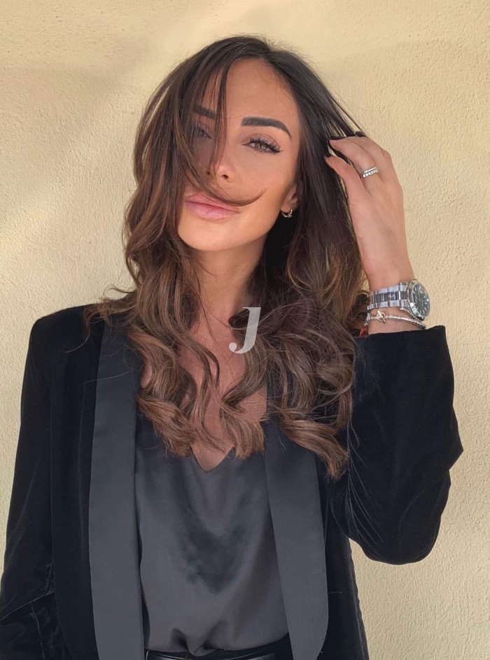 Foto di donna con capelli lunghi castano scuro marrone