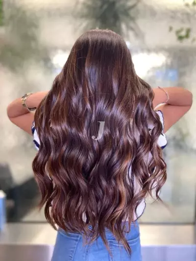 Foto di donna con capelli lunghi castano scuro marrone