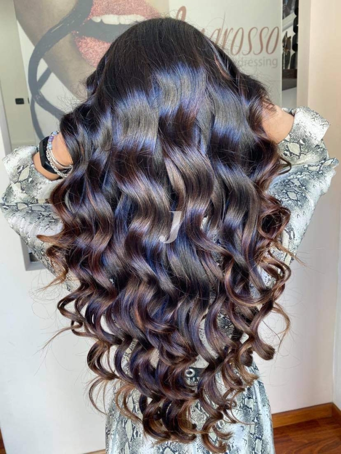 Foto di donna con capelli lunghi castano scuro marrone