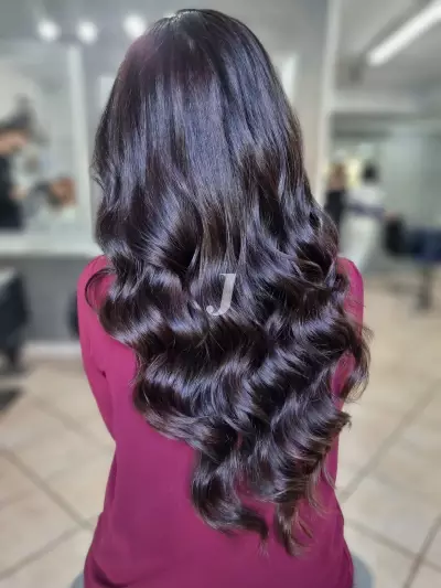 Foto di donna con capelli lunghi castano scuro marrone