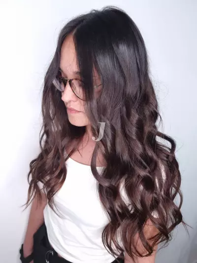 Foto di donna con capelli lunghi castano scuro marrone