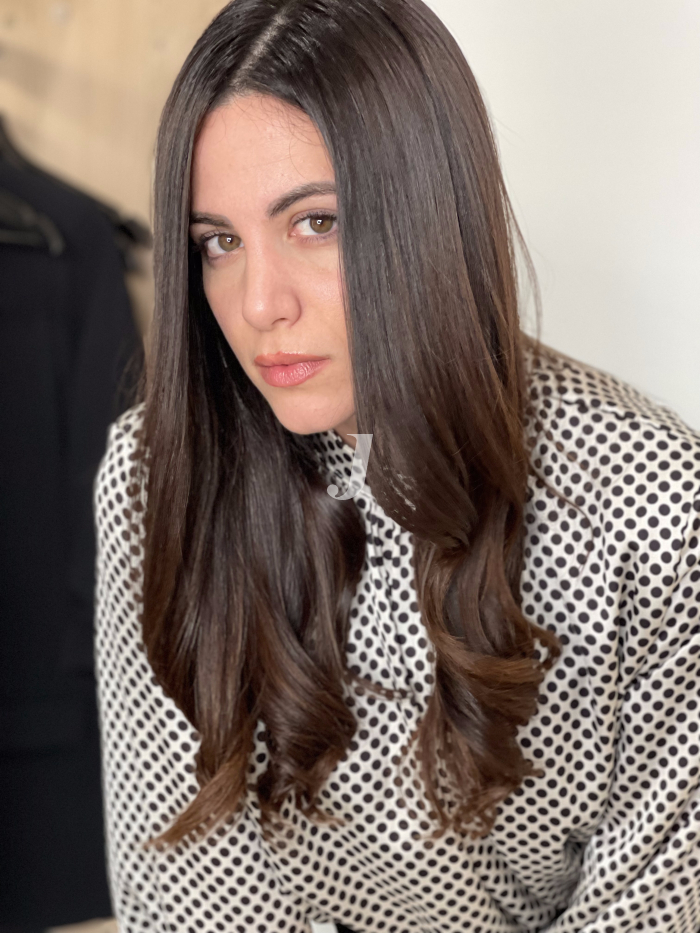 Foto di donna con capelli lunghi castano scuro marrone