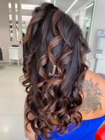 Foto di donna con capelli lunghi castano scuro marrone