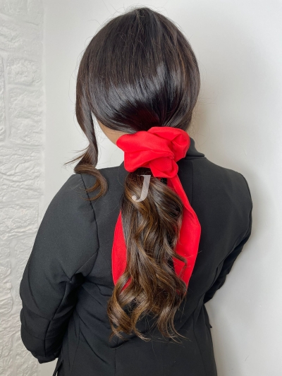 Foto di donna con capelli lunghi castano scuro marrone