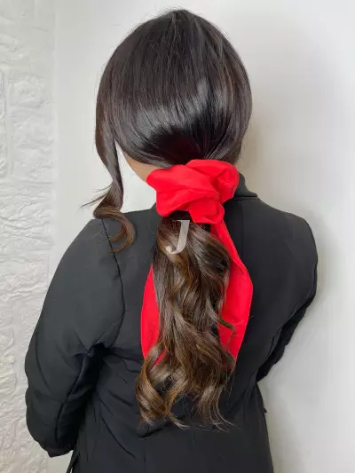 Foto di donna con capelli lunghi castano scuro marrone