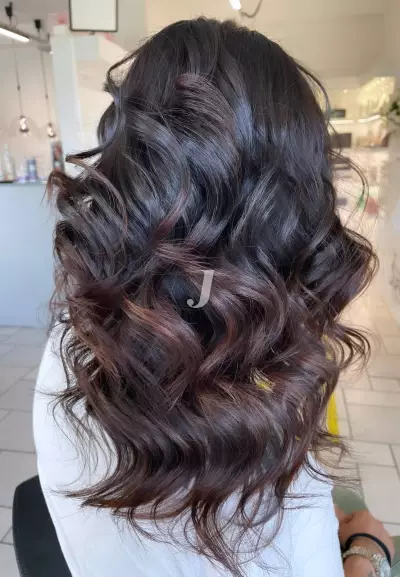 Foto di donna con capelli lunghi castano scuro marrone