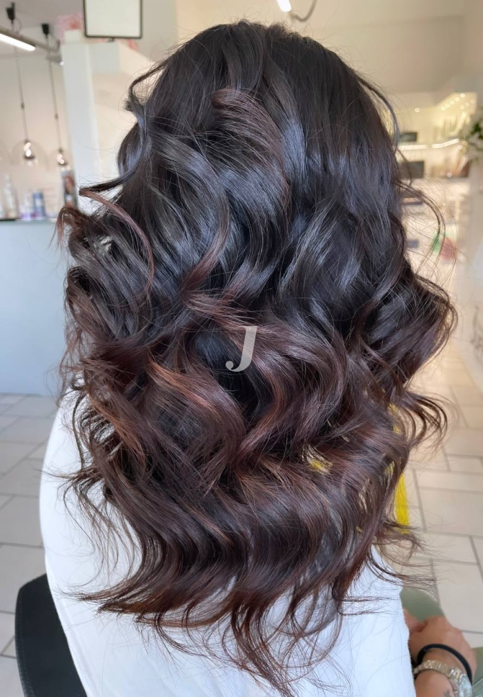 Foto di donna con capelli lunghi castano scuro marrone