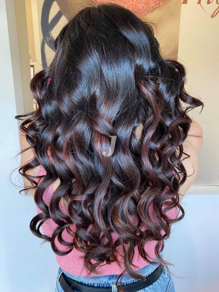 Foto di donna con capelli lunghi castano scuro marrone