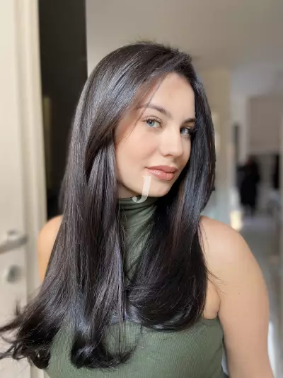 Foto di donna con capelli lunghi castano scuro marrone