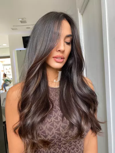 Foto di donna con capelli lunghi castano scuro marrone