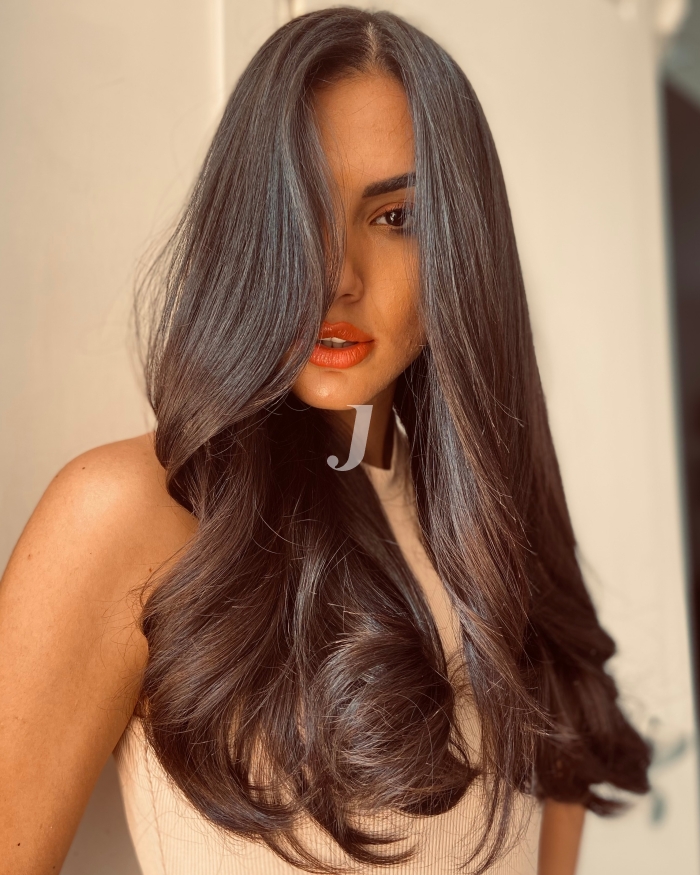 Foto di donna con capelli lunghi castano scuro marrone