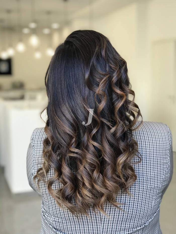 Foto di donna con capelli lunghi castano scuro marrone